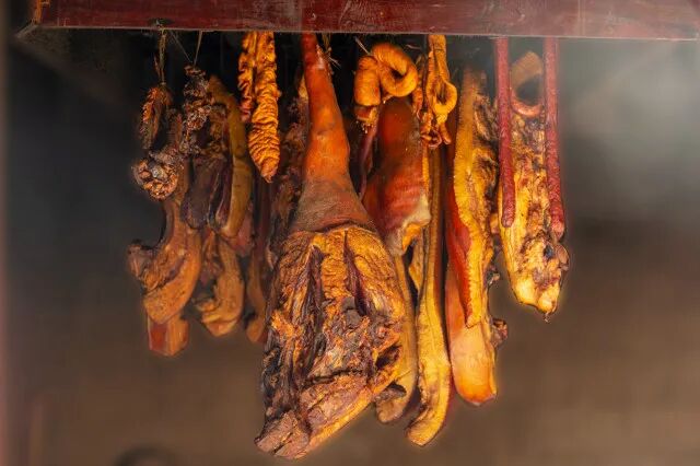 曾某腌制“毒腊肉”售卖获刑：用敌敌畏兑水后喷洒致附着于肉上，销售500余斤被罚12.5万 图片  在生产、销售腊肉腌制品过程中，将购买的敌敌畏先后两次兑水后喷洒在挂有腊肉腌制品的店内墙面、地面及空气中，附着有敌敌畏成分的腊肉腌制品被销售了500余斤。  记者从中国裁判文书网获悉，近日，云南彝良县人民法院公布一审判决：曾某犯生产、销售有毒、有害食品罪，判处有期徒刑一年，缓刑二年，并处罚金人民币12.(图1)