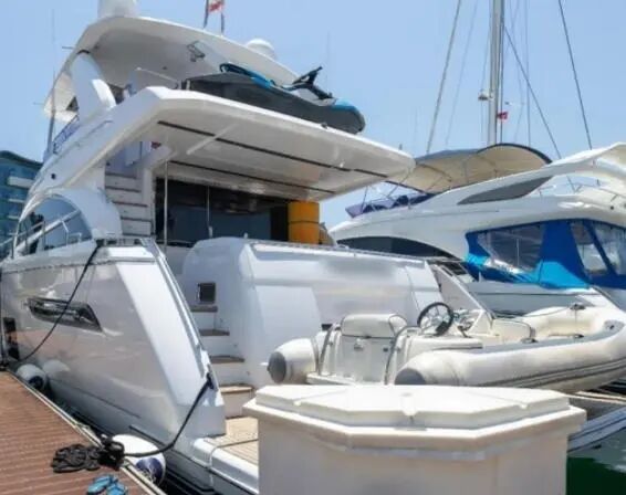 柬埔寨电诈头目陈志资产在新加坡遭冻结，约合8.2亿人民币，还有6处房产、1艘游艇、11辆豪车及多瓶名酒被查封扣押(图1)