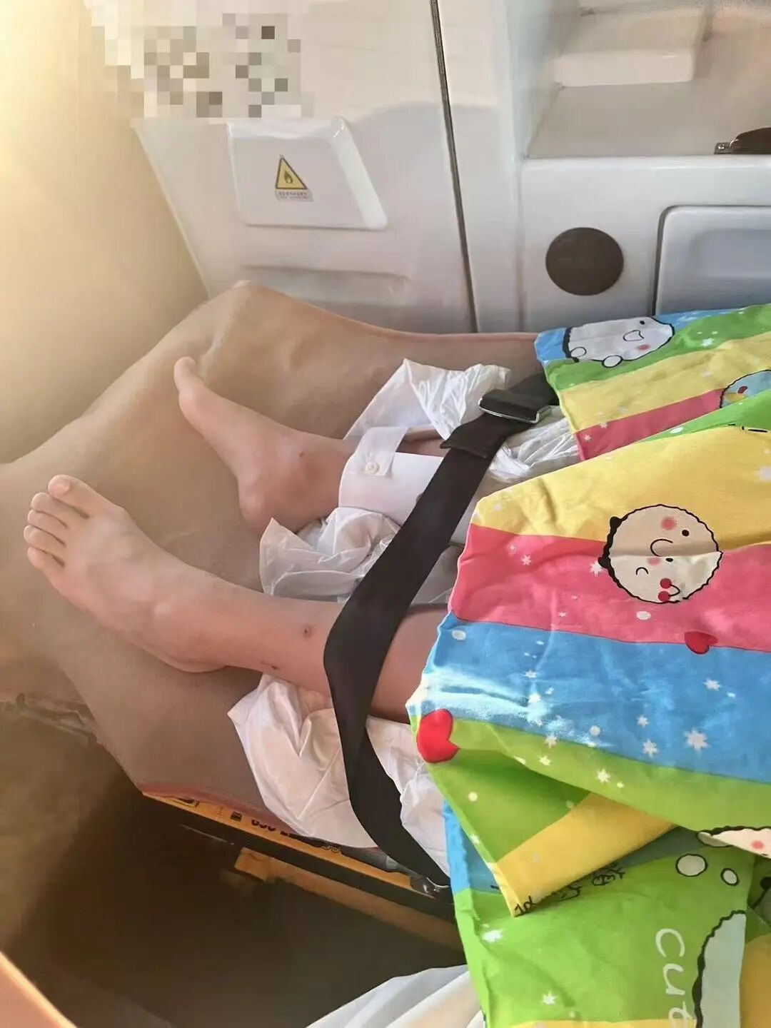 列车上铺跌落砸伤人