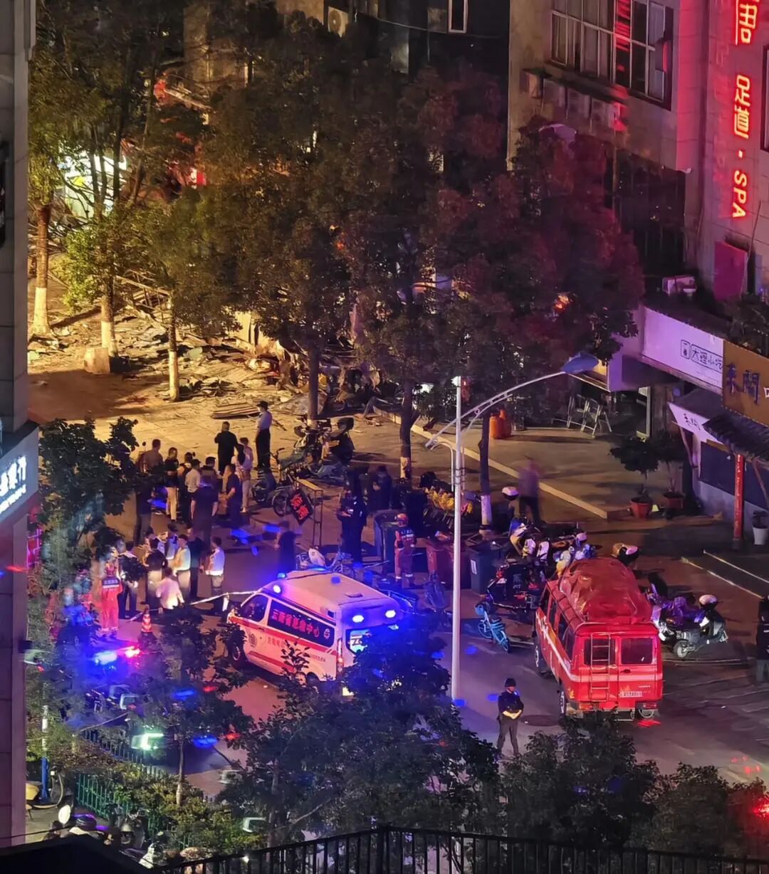 昆明广告牌坠落致3死7伤，或年久失修！目击者：大广告牌坠落砸中一排底商招牌