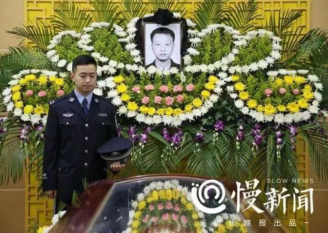 重庆民警被刺身亡 曾被救过的孩子认其子作弟弟