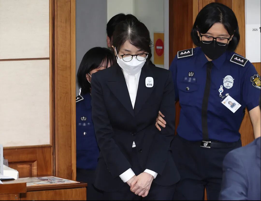 韩媒曝光金建希庭审画面