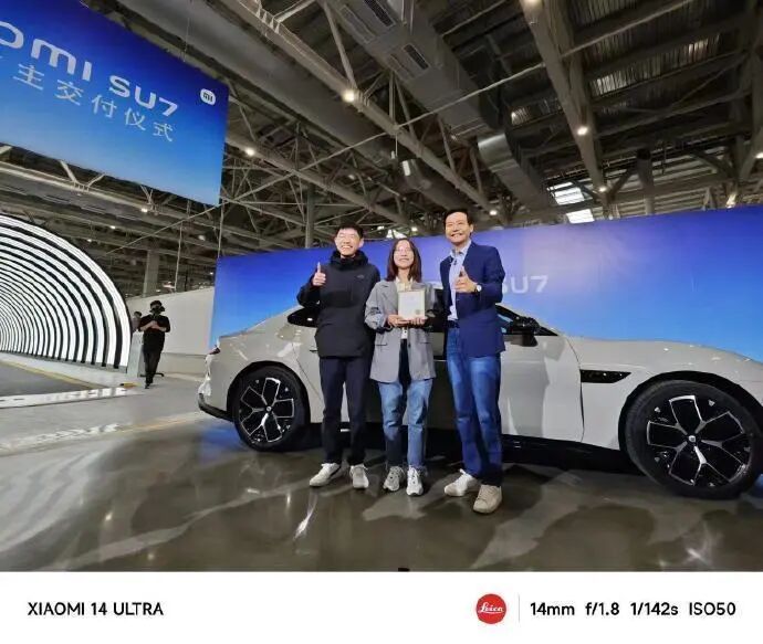 雷军弯腰给车主开门，被指“会搞流量”？本人回应：单纯想感谢车主