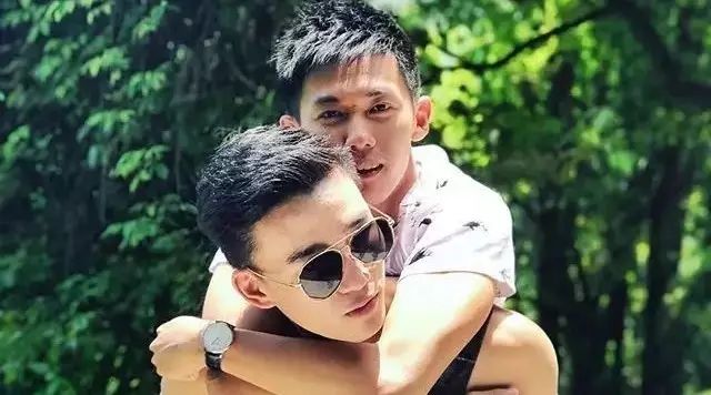 中国帅军人男同同性图片