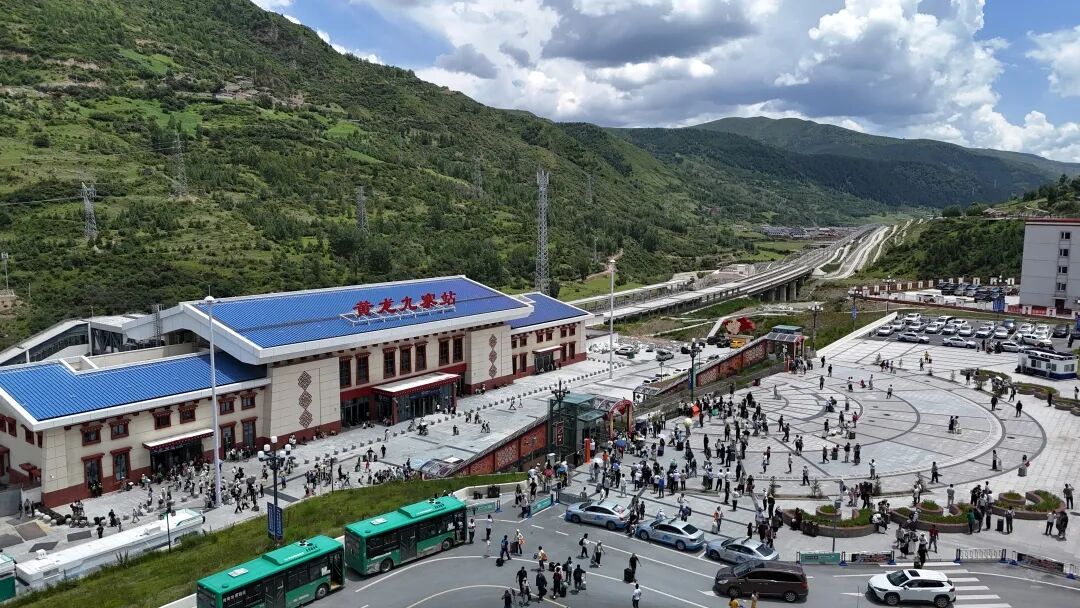黄龙九寨站外景.jpg