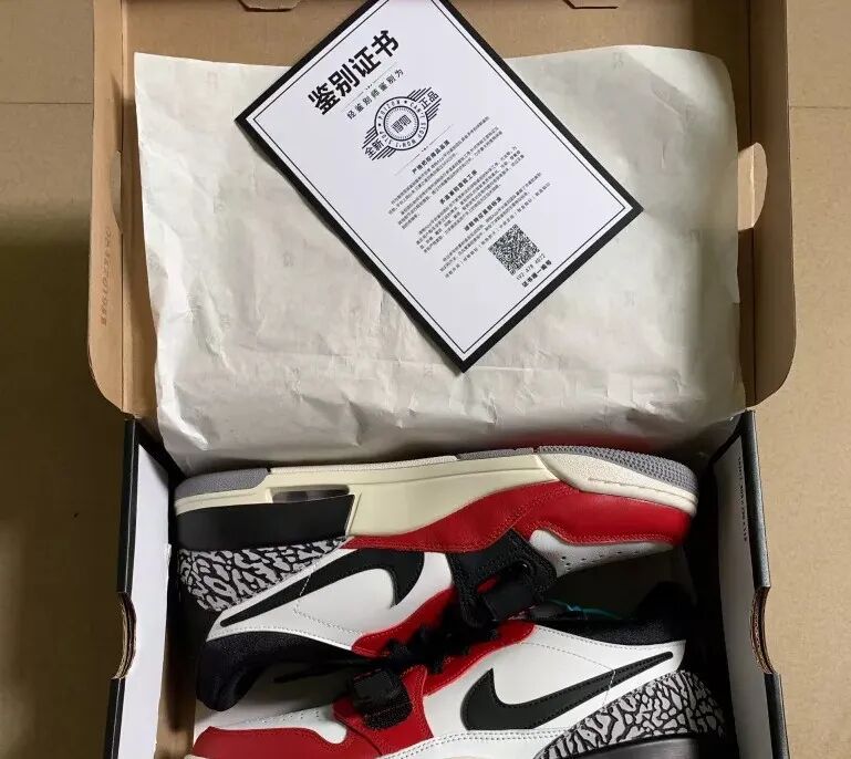鞋盒的包装也就是那样吧,没有什么特别的包装aj312低帮芝加哥开箱上脚
