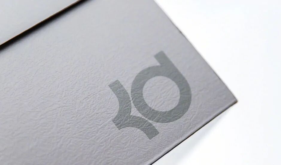 鞋盒的纹路还是很有质感的鞋盒的设计kd13开箱测评虽说这双kd13过几天