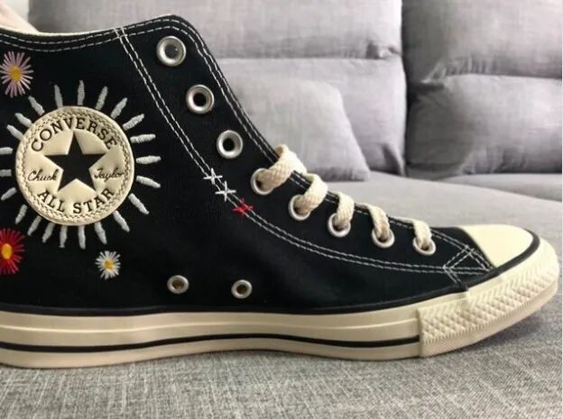 雏菊刺绣,外观真有"权志龙"联名的feel其实这款匡威就是1970s高加了几