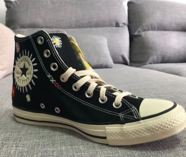 其实这款匡威就是1970s高加了几个小刺绣,鞋舌和外侧均有白色小雏菊