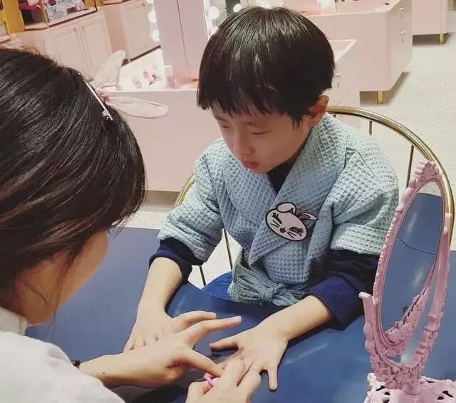 女儿才9岁，李湘就要求王诗龄带化妆品上学（组图） - 29
