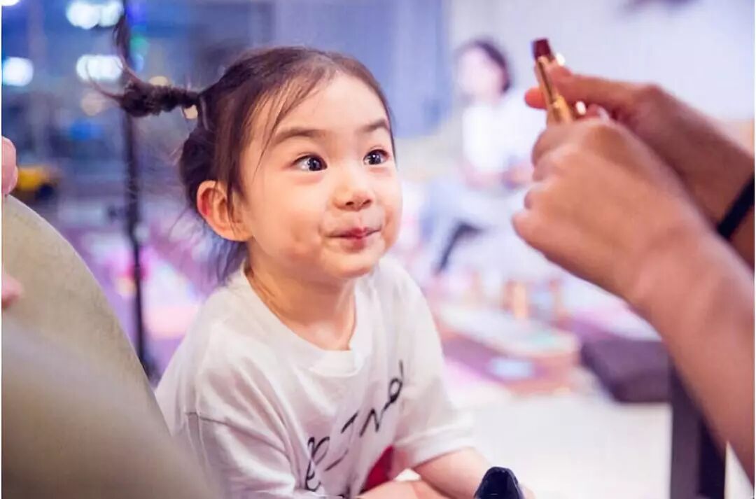 女儿才9岁，李湘就要求王诗龄带化妆品上学（组图） - 48