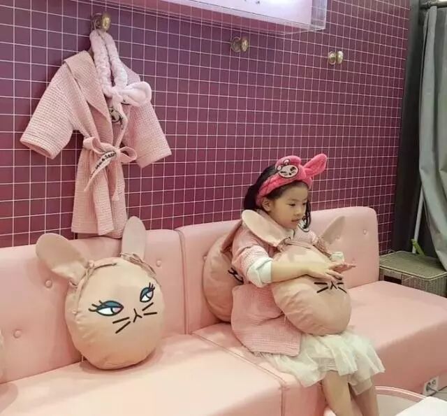 女儿才9岁，李湘就要求王诗龄带化妆品上学（组图） - 4