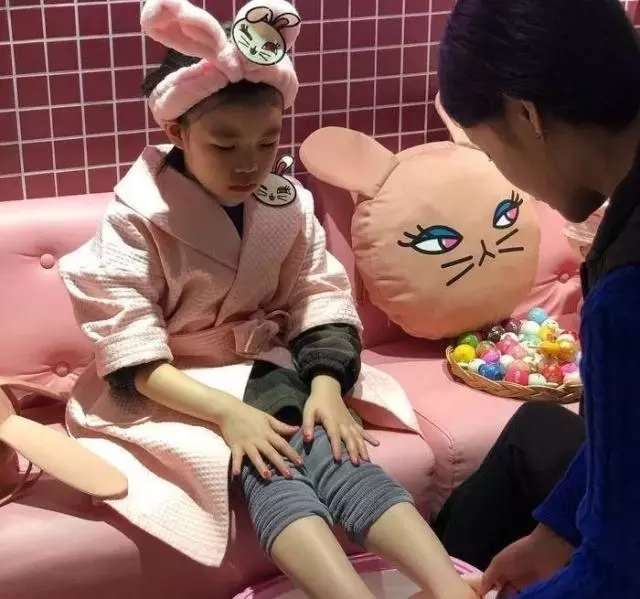 女儿才9岁，李湘就要求王诗龄带化妆品上学（组图） - 6