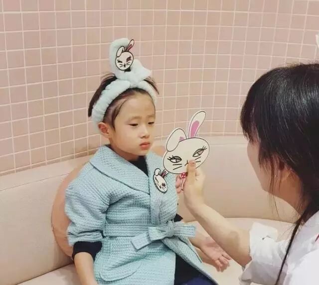 女儿才9岁，李湘就要求王诗龄带化妆品上学（组图） - 24