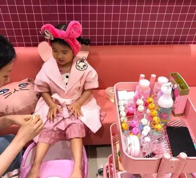 女儿才9岁，李湘就要求王诗龄带化妆品上学（组图） - 8