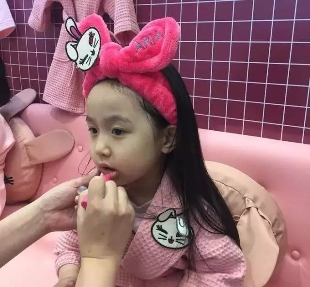 女儿才9岁，李湘就要求王诗龄带化妆品上学（组图） - 20