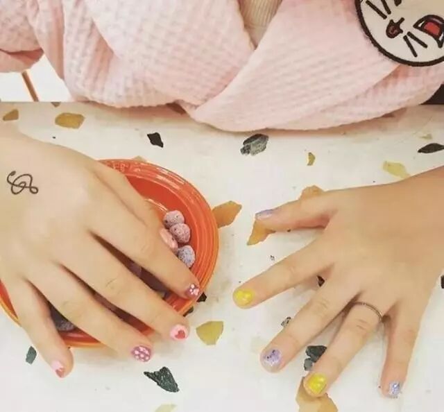 女儿才9岁，李湘就要求王诗龄带化妆品上学（组图） - 11