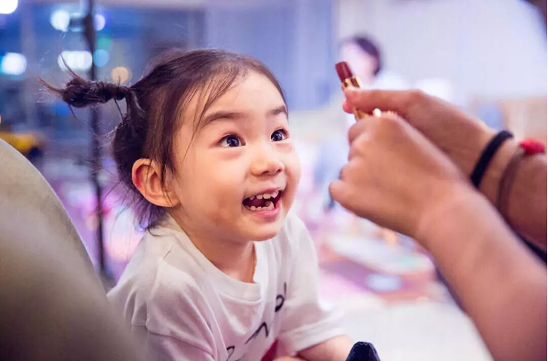 女儿才9岁，李湘就要求王诗龄带化妆品上学（组图） - 49