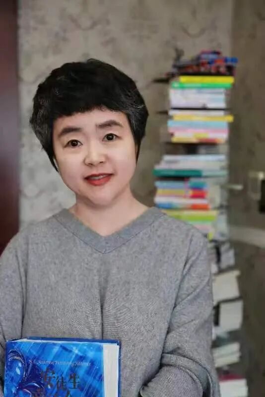 1993年,她从山东大学中文系毕业,一头扎进新闻口,先后在青岛人民广播