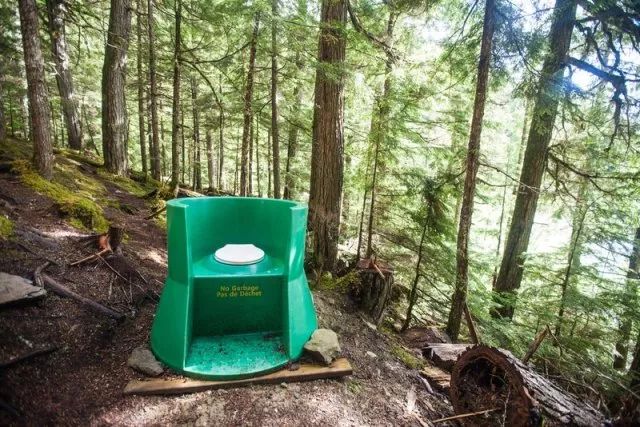 这个户外露天厕所位于加拿大英属哥伦比亚伯朗湖省立公园的一处营地