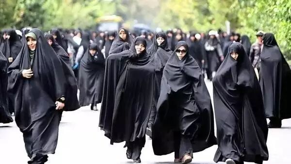 07burka布卡(中文一般译为"罩袍")罩袍将穆斯林女性从头到脚包裹得严