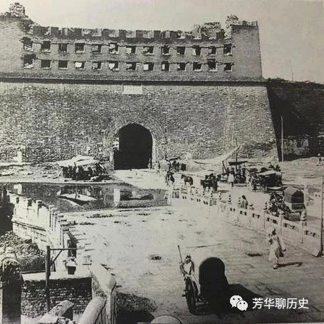 1900年，八国联军袭击北京，清朝的人们赞助了一座梯子，令人悲伤