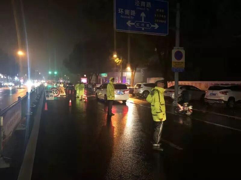 雷霆出击护民安 江阴警方开展社会面治安集中整治行动