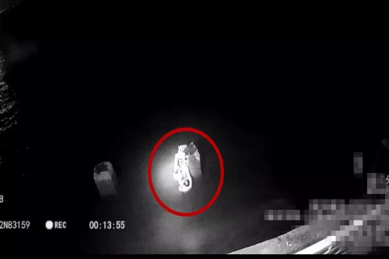 江阴一男子酒后江边散步不慎跌入水中 被民警救回