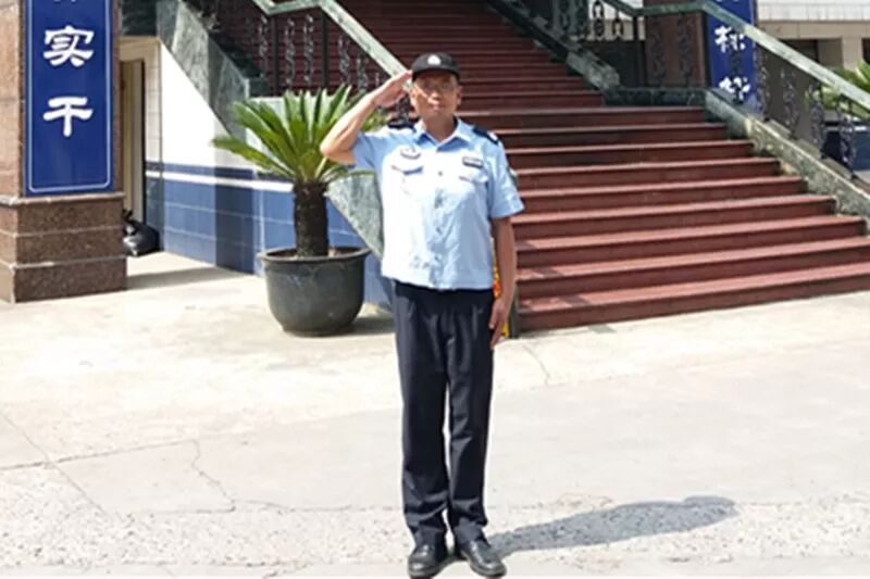 江阴一男子酒后江边散步不慎跌入水中 被民警救回