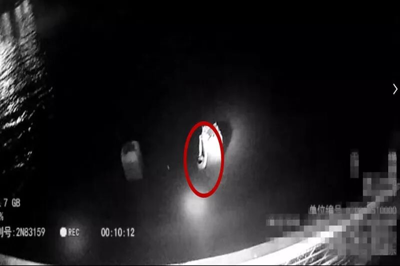 江阴一男子酒后江边散步不慎跌入水中 被民警救回