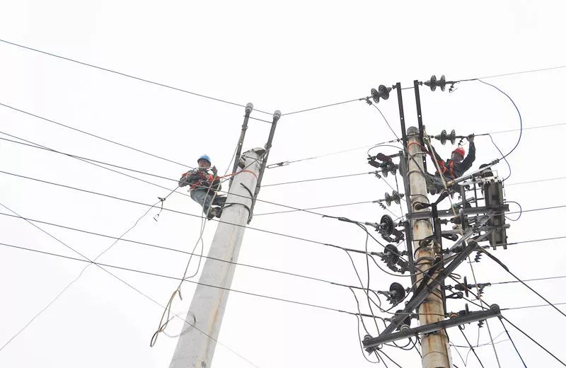 实博体育:电力测控装置 零下40℃户外工作 电网工人脸上如刀割