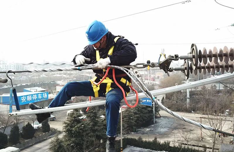 实博体育:电力测控装置 零下40℃户外工作 电网工人脸上如刀割