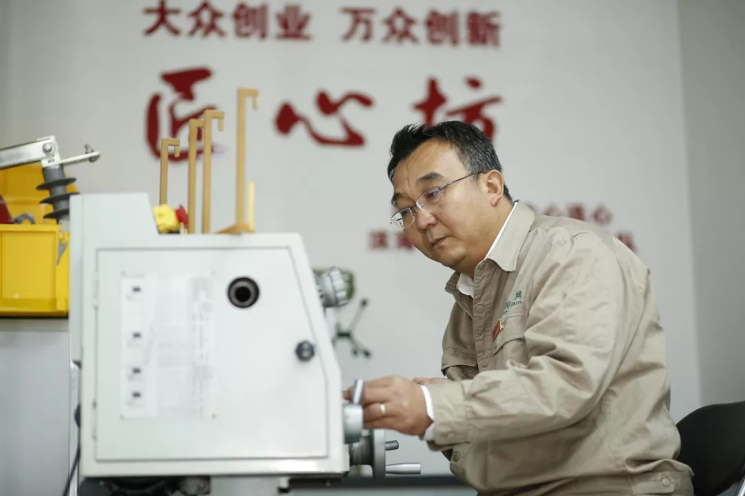 【轉(zhuǎn)載】國家電網(wǎng)7人入圍新中國成立70周年“最美奮斗者”候選人 【轉(zhuǎn)載】國家電網(wǎng)7人入圍新中國成立70周年“最美奮斗者”候選人