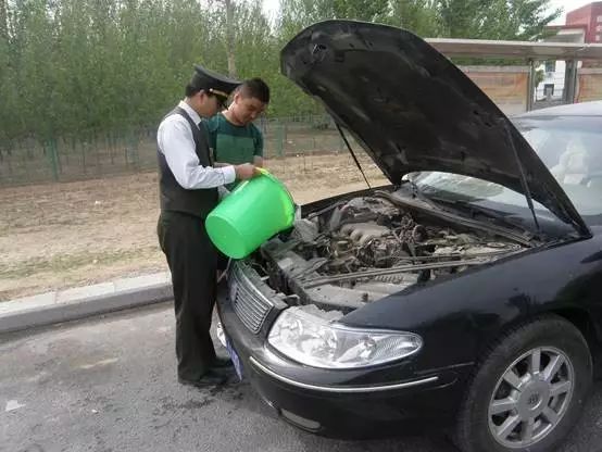 天氣這麼熱,汽車開鍋怎麼辦?車叔教你應急處理技巧