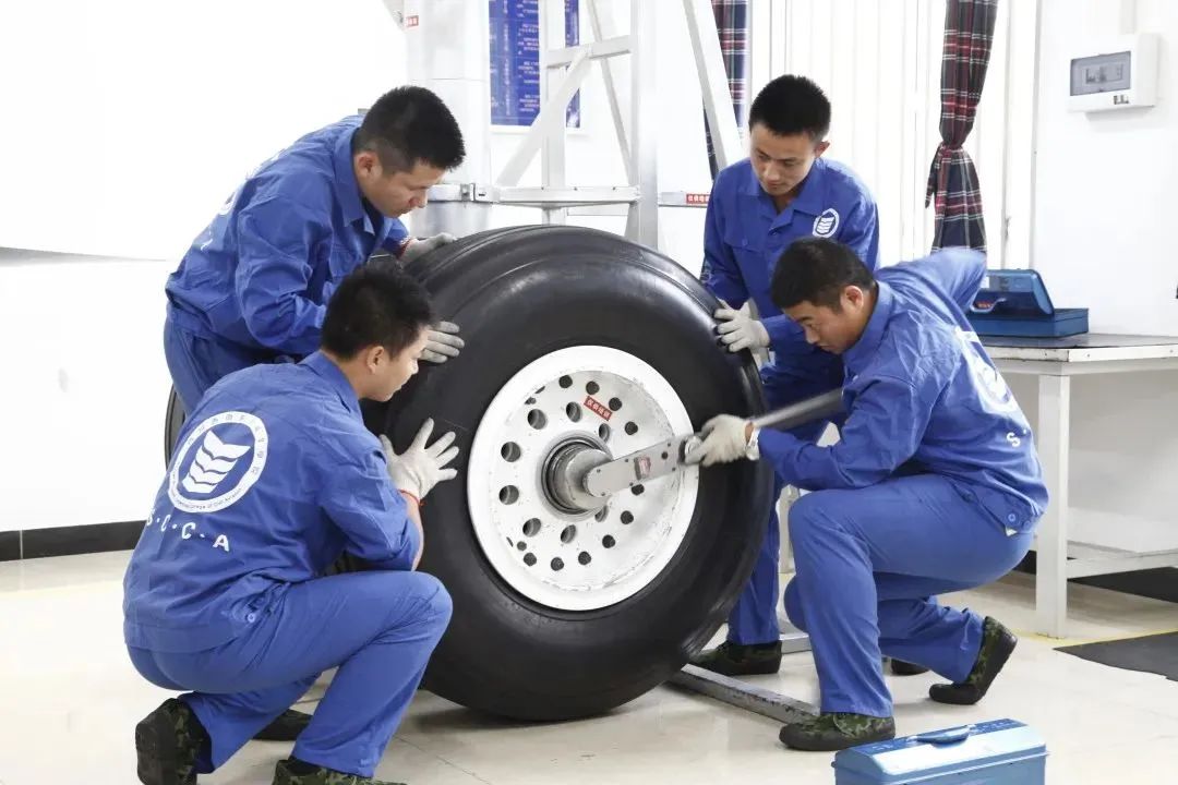 航空旅游专修学校_航空旅游职业技术学院学费_2023年航空旅游职业学校录取分数线