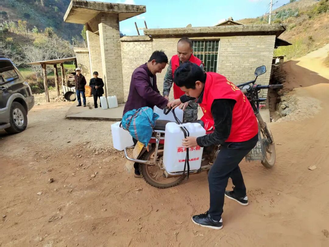 仁和镇"送水上门"为群众排忧解难_永胜要闻_永胜县人民政府