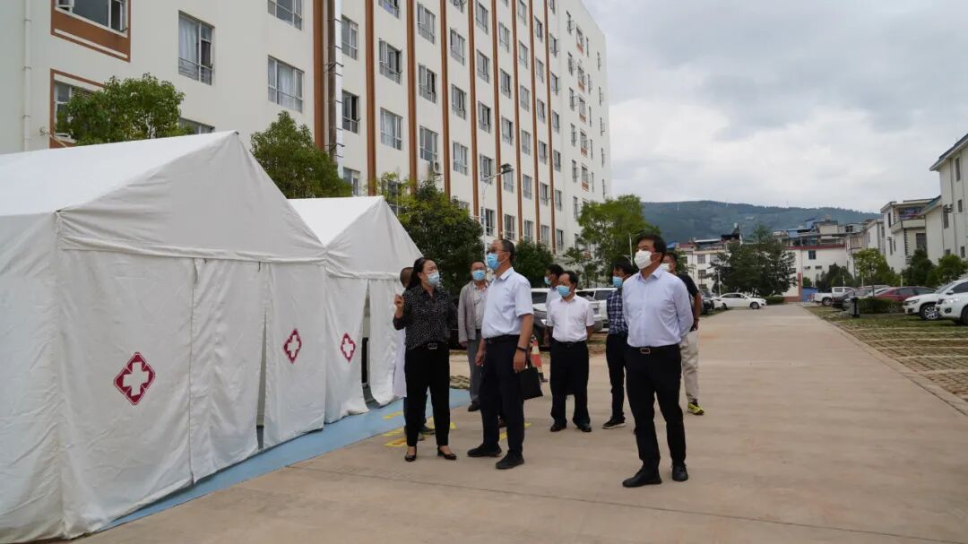 江洪清一行深入到永胜县第一人民医院,县城文明南路