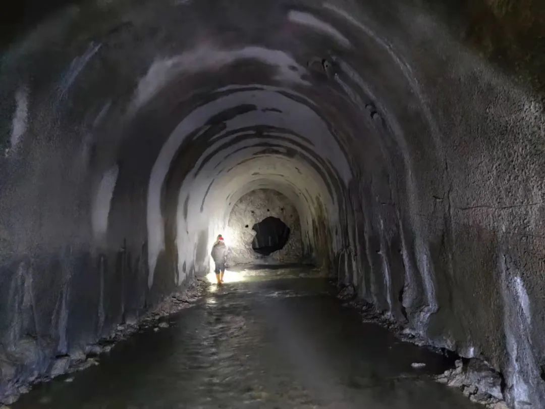 华丽高速营盘山特长隧道泄水工程斜导洞贯通