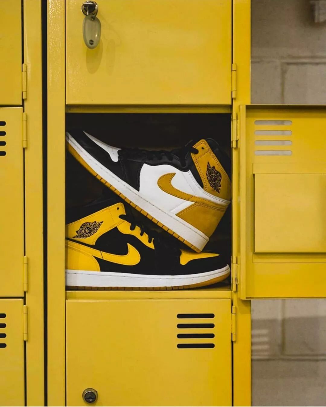 Air Jordan 1 Mid âYellow Toeâå®æ¹å¾çéåºï¼éå¤æ¬¾é»è²AJ1å¯¹æ¯å¾ï¼ â ç¯æ½® â ä¸ºæ ¸å¿æ½®æµç©å®¶èç