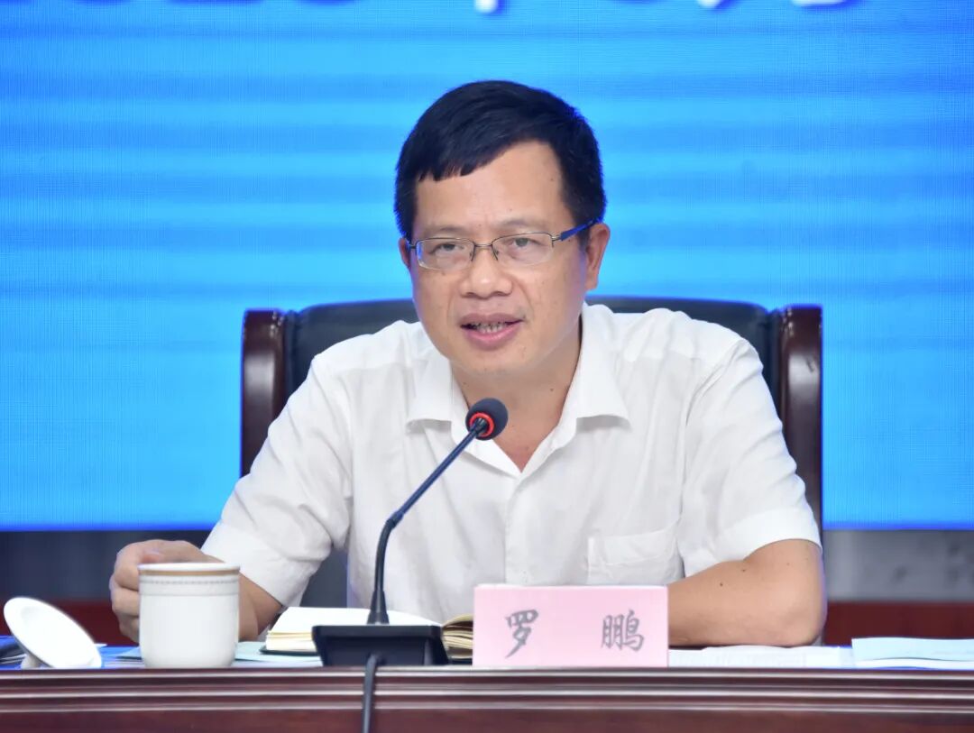 罗鹏鼓足干劲全力以赴坚决打赢打好国家卫生城市复审攻坚战