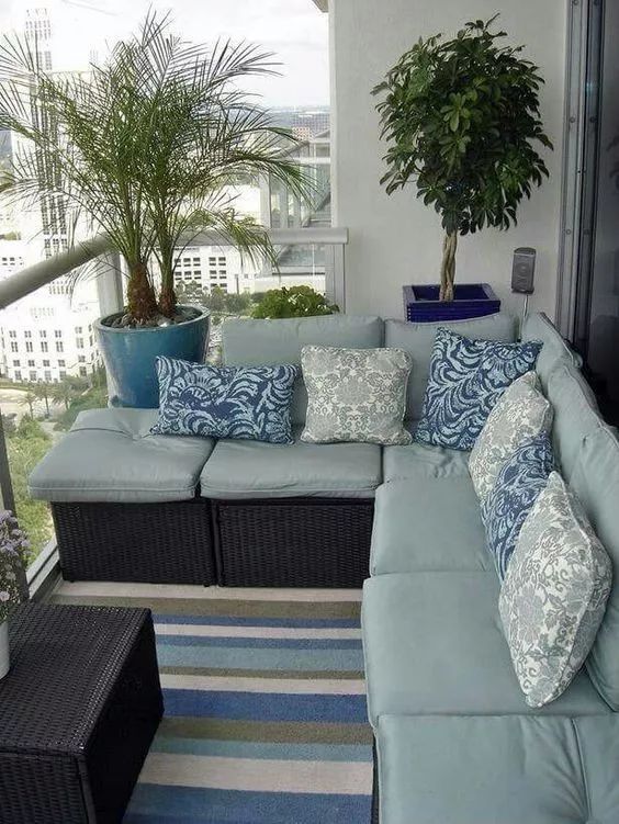 沙发加抱枕,在阳台上也能打造一个简单会客厅