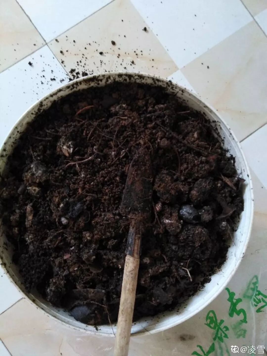 换盆的旧土不要丢 掺点它立马变肥土 养啥花都旺 养花大全微信公众号文章