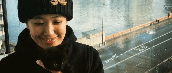 5年来他和猫却只能隔着窗户互动，5年后它要走，终于见面了！