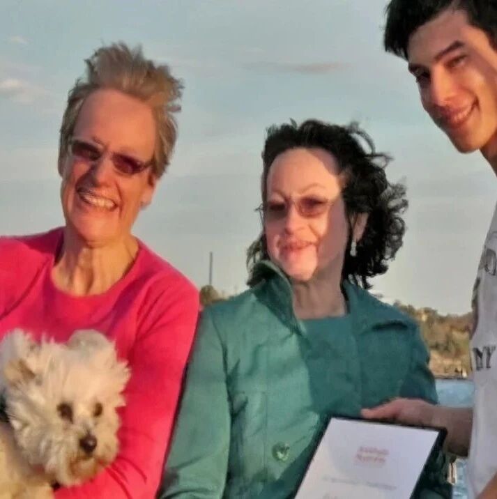 狗狗失足落入大海，他立马纵身一跃令所有人敬佩