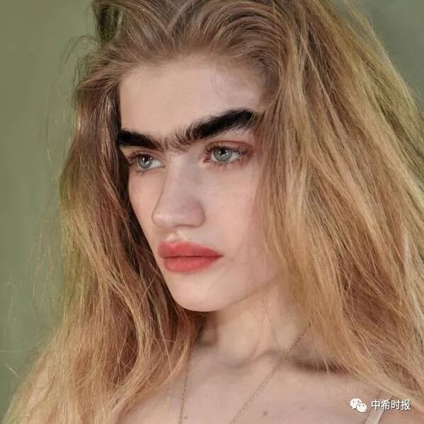 希腊妹纸的一字连眉意外曝光,勇敢的她坚持做自己, 圈粉无数!