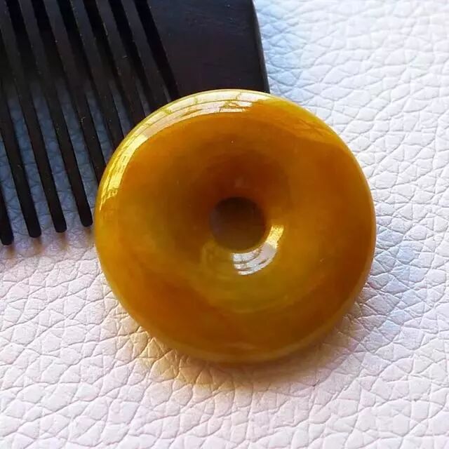 如何判断黄翡价格的高低？黄翡值钱吗？