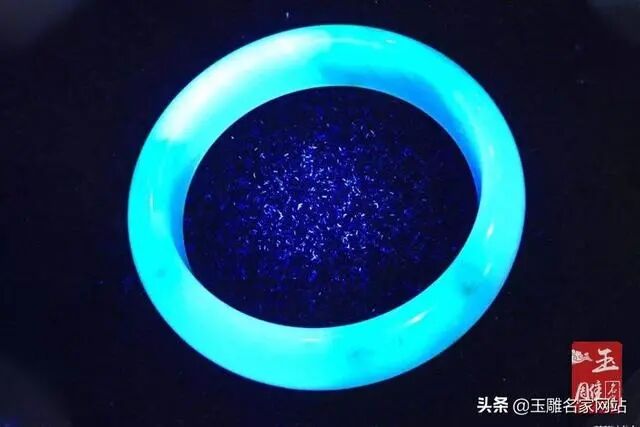 假翡翠在紫光灯下图片的特点是什么？紫光灯下假翡翠就能现出原形