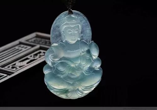 送长辈礼物，选什么样的翡翠饰品才合适？