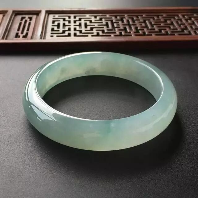 人见人爱的晴水翡翠手镯，到底有什么亮眼之处？