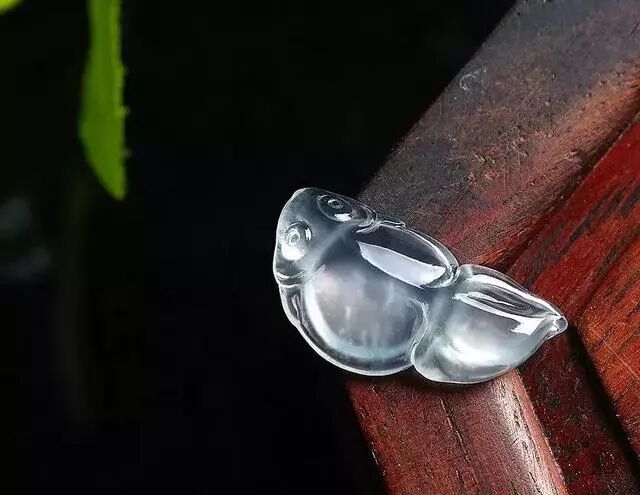 翡翠金鱼适合所有人佩戴吗？它有什么寓意呢？